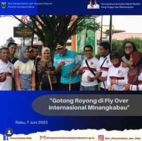 Gotong royong di Fly Over Internasional Minangkabau